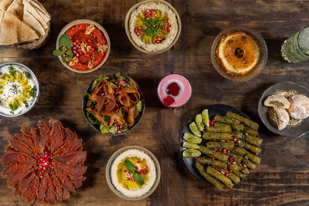 Alex Atala recebe imigrantes para cozinhar no Dalva e Dito