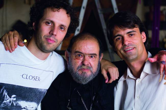 ENCRNAÇÃO DO DEMÔNIO(1).jpg Paulo Sacramento, Zé do Caixão e Caio em set de 'Encarnação do Demônio' (2008)
