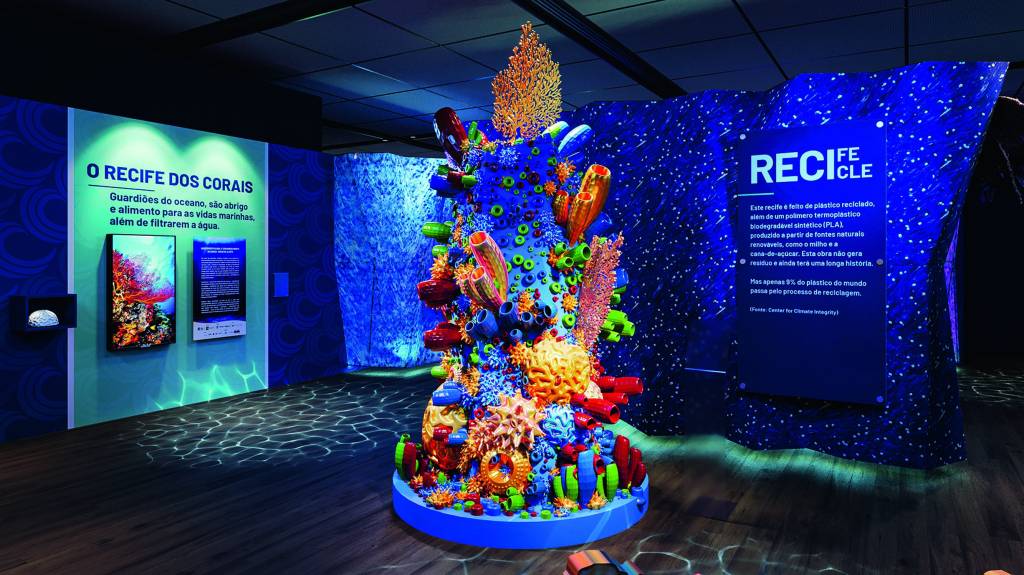 Exposição Voz dos Oceanos 03.png 3D de espaço com réplica de corais em uma árvore central