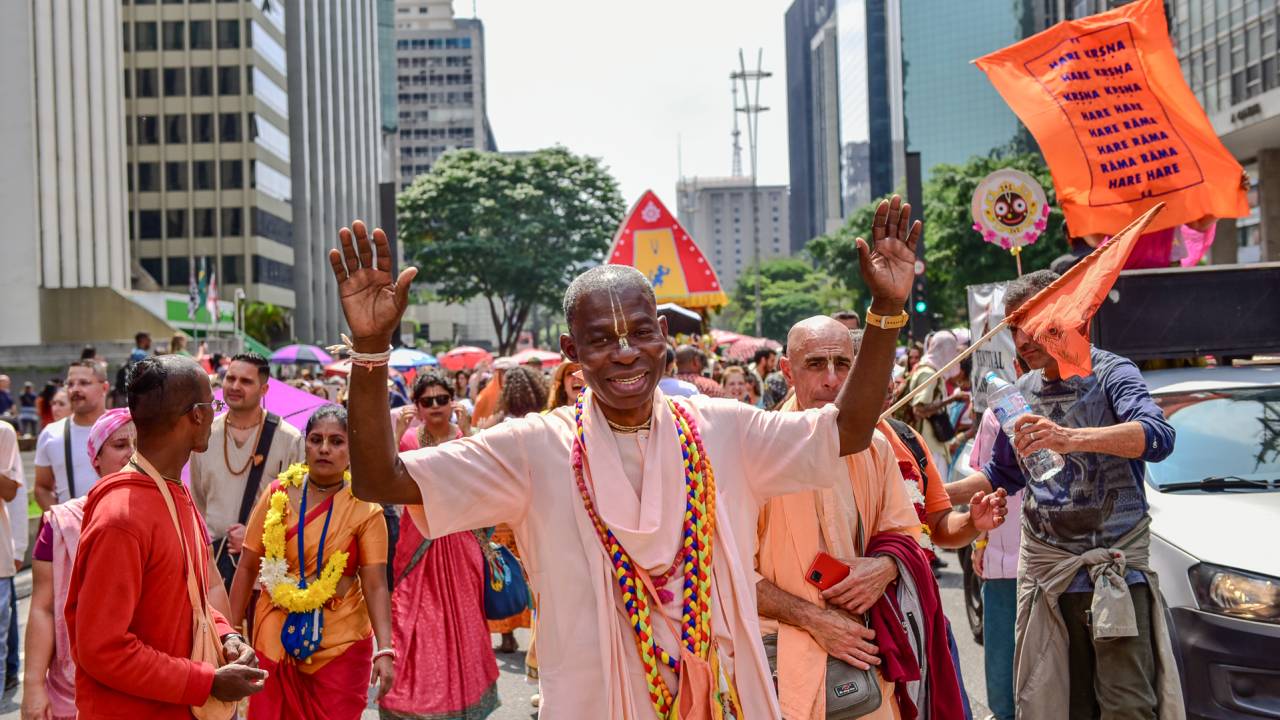 Pessoas na avenida celebrando com roupas coloridas