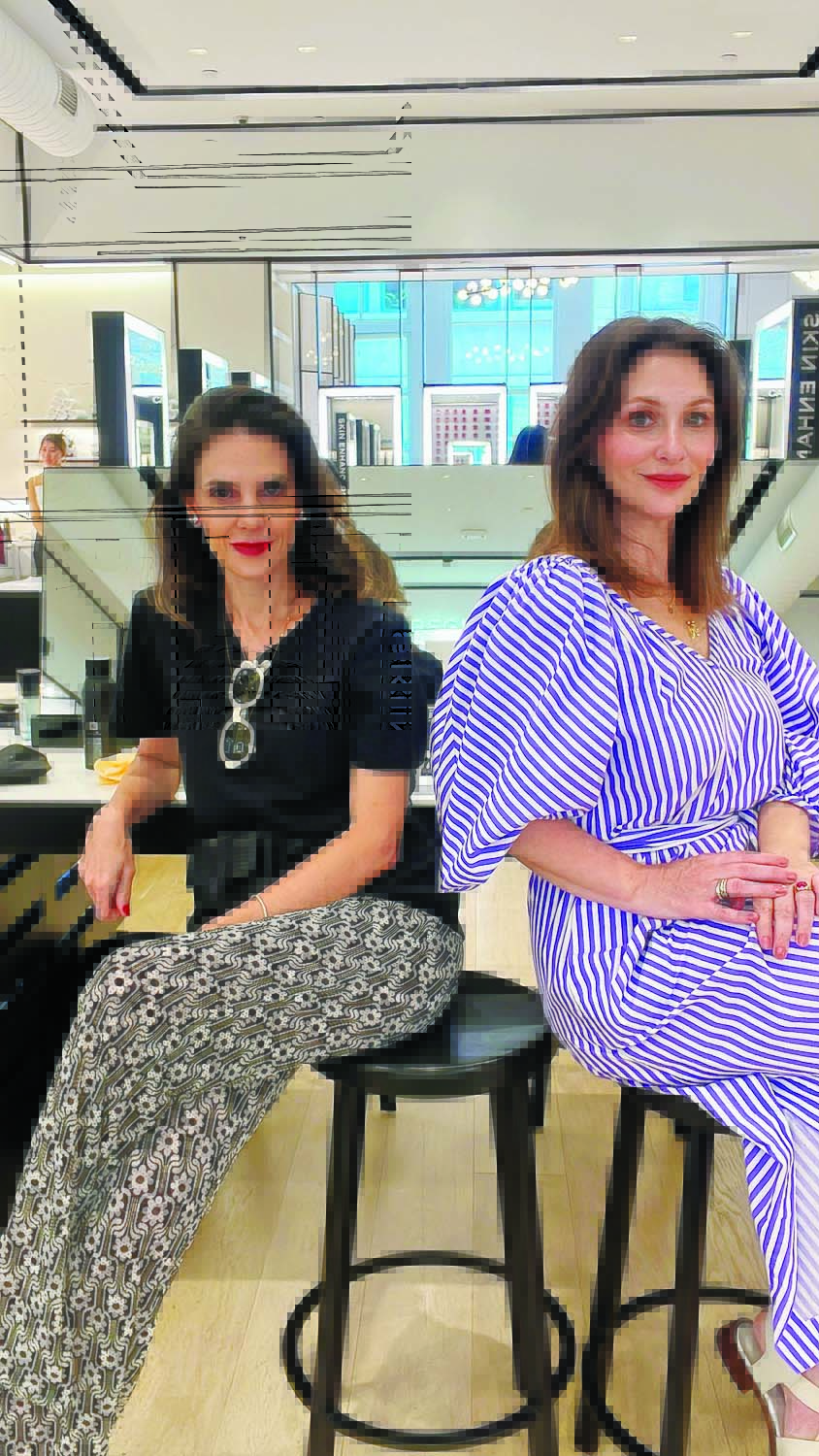 Renata Perlman e Renata Zveibel, NY Empower Lab Crédito Arquivo Pessoal (1).jpg Duas mulheres sentadas lado a lado, a da direita com roupa cor de lavanda, a da esquerda com camiseta preta e calça cinza