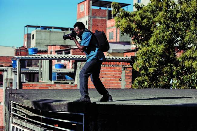 SÉRIE 2 CIDADE DE DEUS Crédito Renato Nascimento Divulgação.jpeg Fotógrafo Buscapé (Alexandre Rodrigues) na série de 'Cidade de Deus'