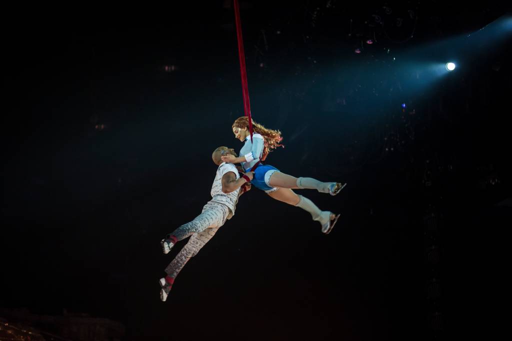 cirquedusoleil_crystal_ball-room-aerial-straps-2 cirquedusoleil_crystal_ball-room-aerial-straps-2