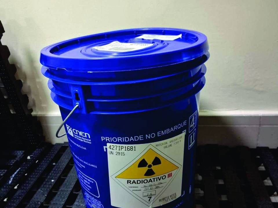 Balde azul com material radioativo