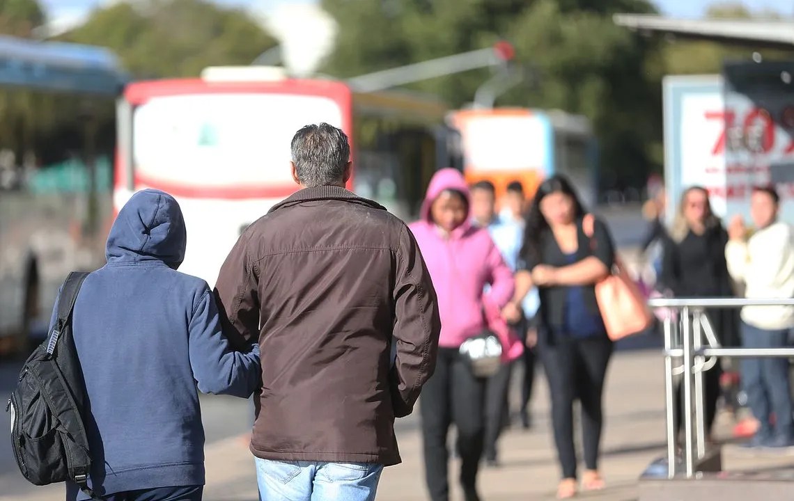 Duas pessoas andando com blusas de frio