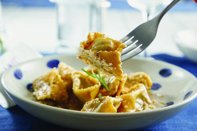 Lido Amici di Amici: agnolotti al brasato com queijo tulha e couve cavolo nero Lido Amici di Amici: agnolotti al brasato com queijo tulha e couve cavolo nero