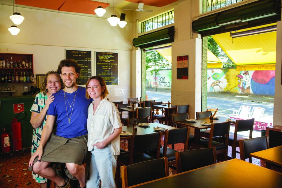 No Shoshana Delishop: Benjamin Seroussi, com a gerente Dedé Sendyk (à esq.) e a chef Ananda Lutzenberger No Shoshana Delishop: Benjamin Seroussi, com a gerente Dedé Sendyk (à esq.) e a chef Ananda Lutzenberger