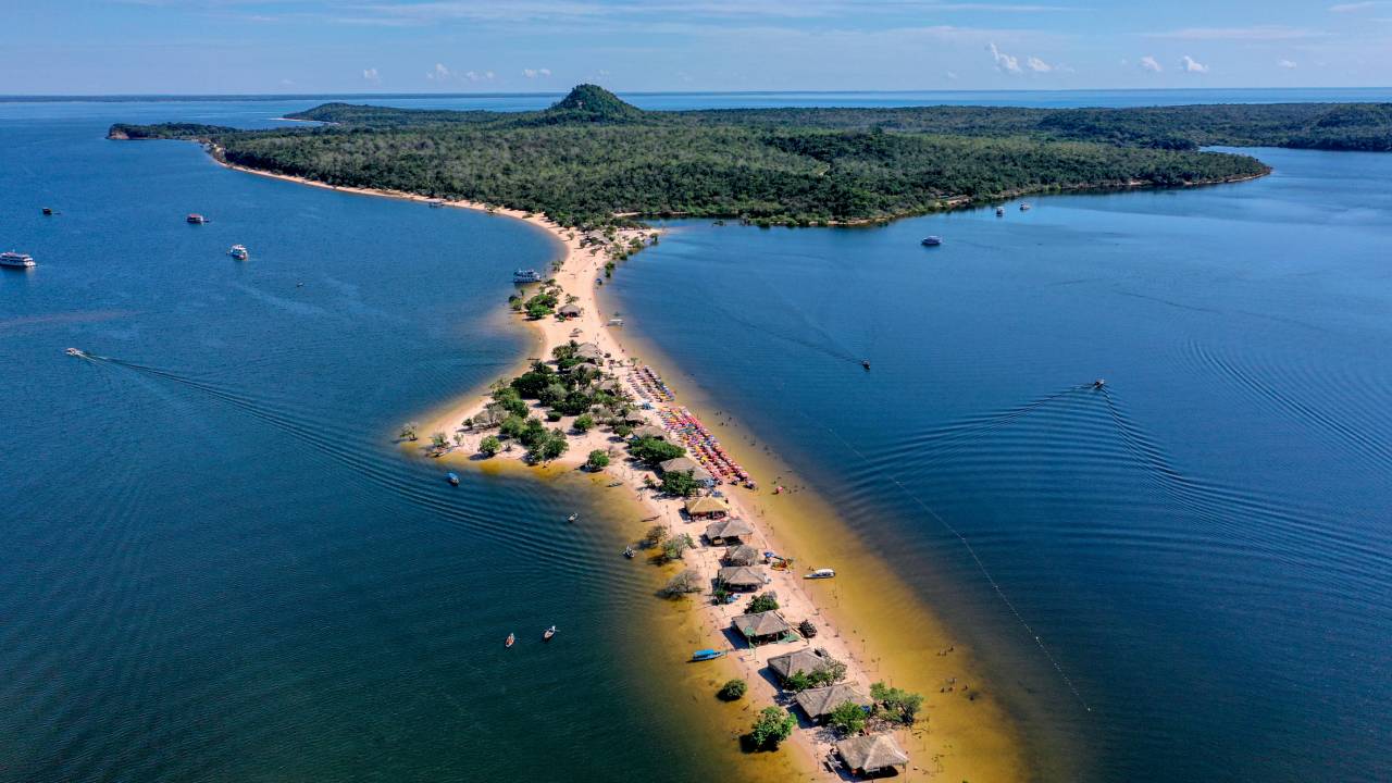 Vista aérea da Praia do Amor, em Alter do Chão: exuberância