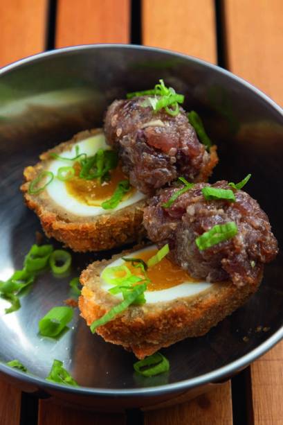 Sururu: ovo empanado com crudo de carapau Sururu: ovo empanado com crudo de carapau