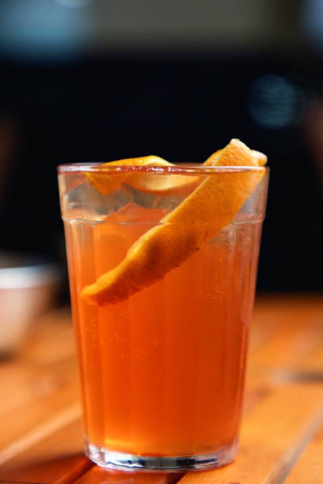 Drinque passion amer Copo com drinque de cor laranja