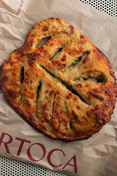 Martoca— Padaria Artesanal: fougasse de queijosminas padrão, azul e provolone