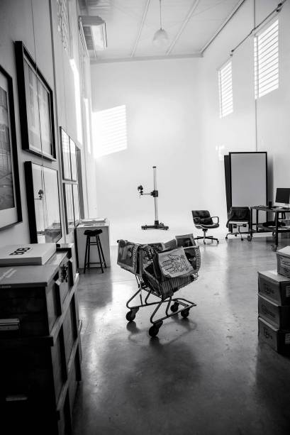 Detalhes do novo estúdio de Bob Wolfenson: sobras da inundação que atingiu o antigo local de trabalho, no carrinho Detalhes do novo estúdio de Bob Wolfenson: sobras da inundação que atingiu o antigo local de trabalho, no carrinho