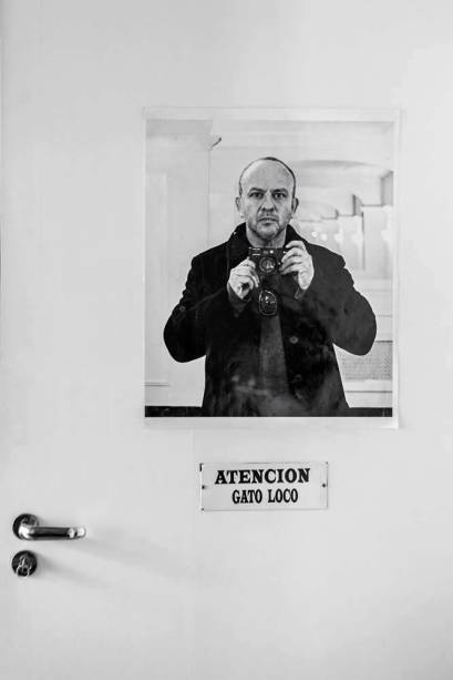 A porta da sala do fotógrafo: autorretrato A porta da sala do fotógrafo: autorretrato