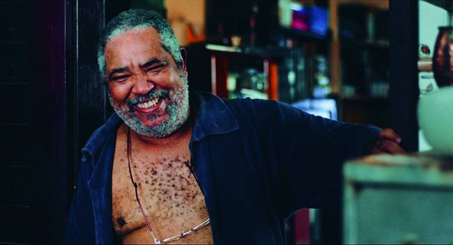 ESTRANHO CAMINHO 05.jpg Carlos Francisco dá vida ao peculiar Geraldo em 'Estranho Caminho'