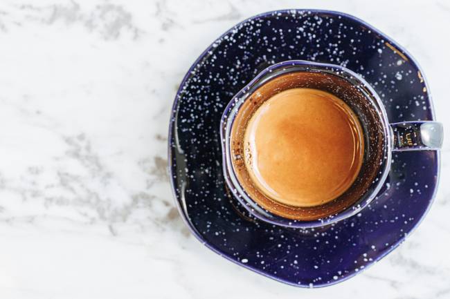 Le Cordon Bleu Café Xícara de café azul escura vista de cima