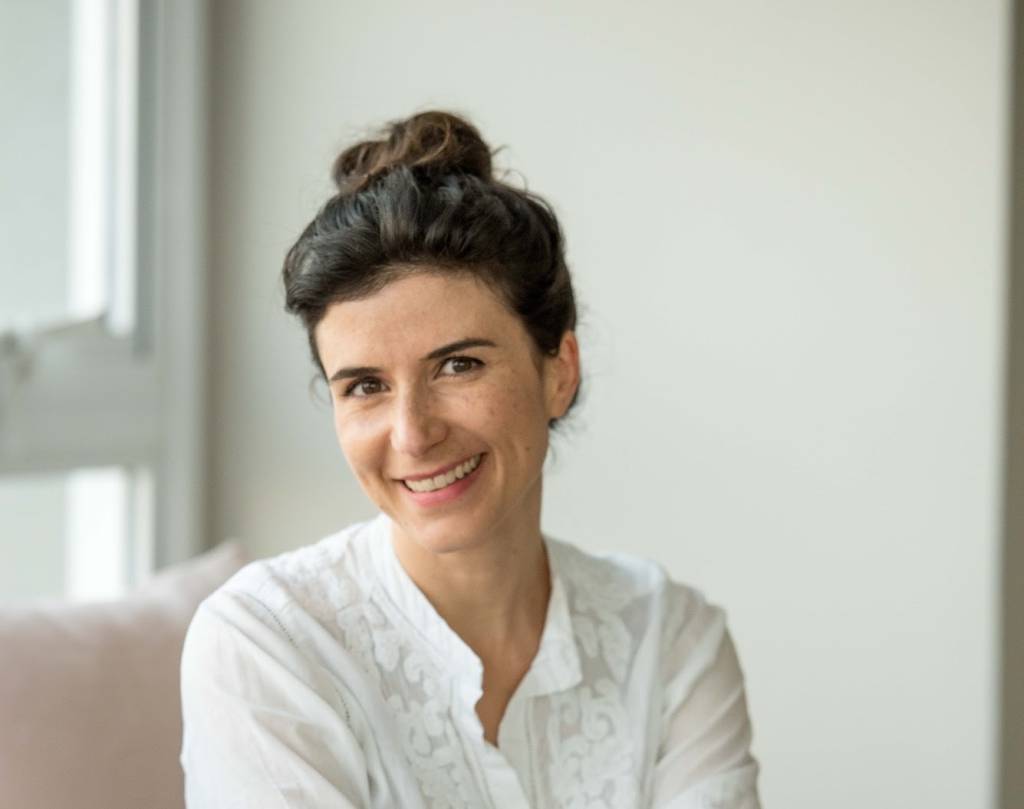 Otávia Sommavilla lança livro de bolos inspirados em rituais de casamento