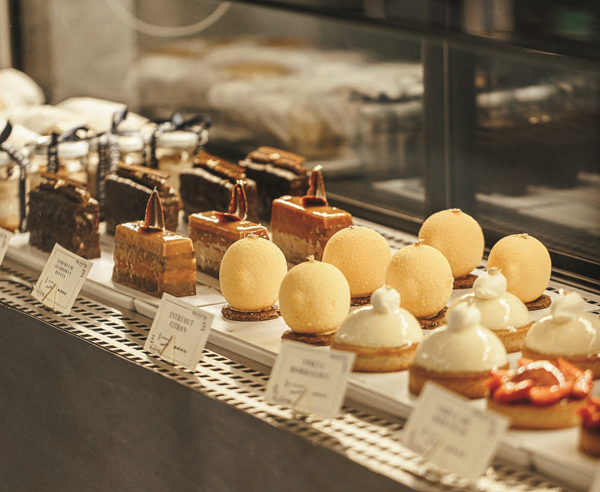 Vitrine com vários doces disponíveis no café