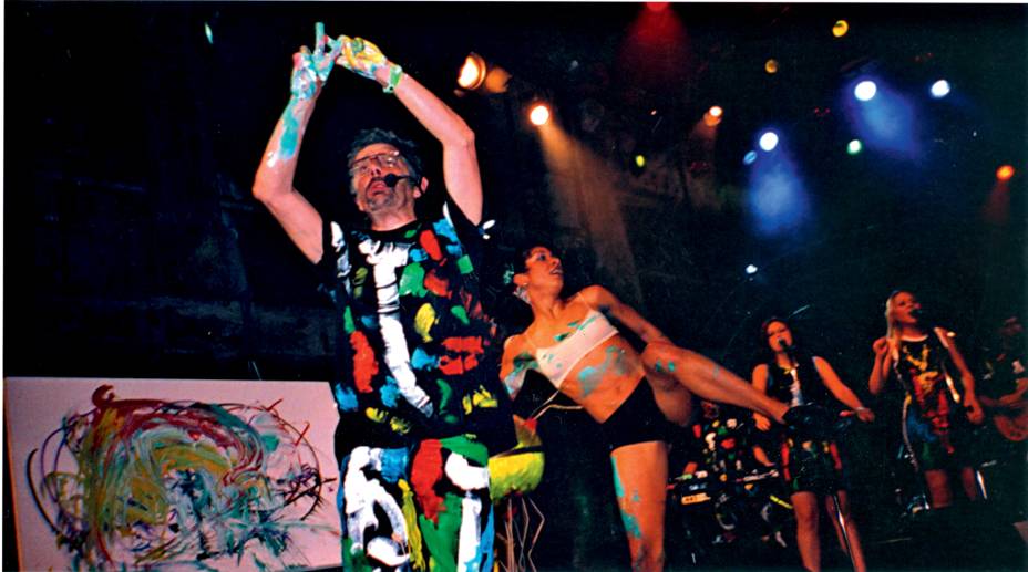 Show da Banda Performática no Sesc Pompeia, em 2001: música e arte no palco Show da Banda Performática no Sesc Pompeia, em 2001: música e arte no palco
