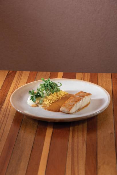 Clandestina: peixe do dia ao molho devatapá com farofa Clandestina: peixe do dia ao molho devatapá com farofa