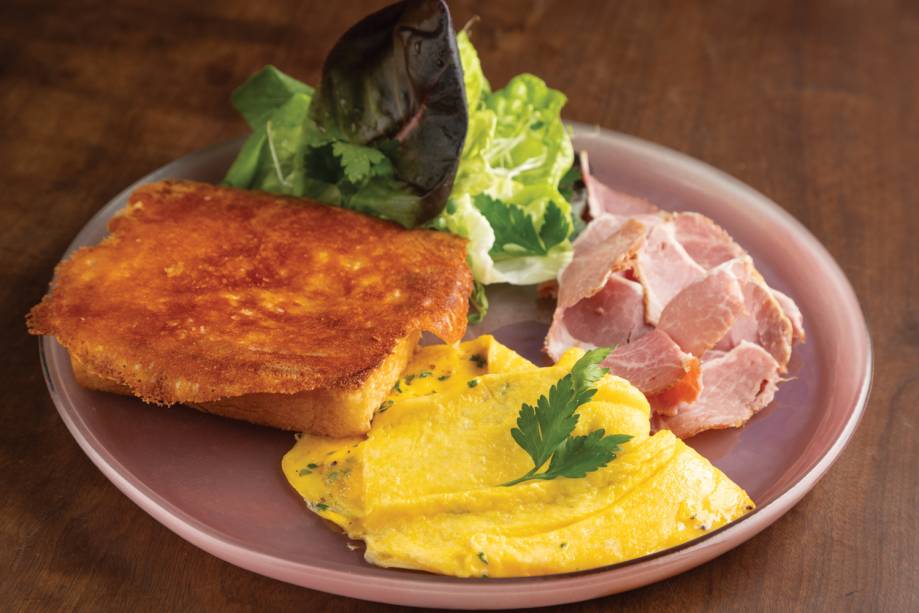 Corada: pão com copa e omelete Corada: pão com copa e omelete