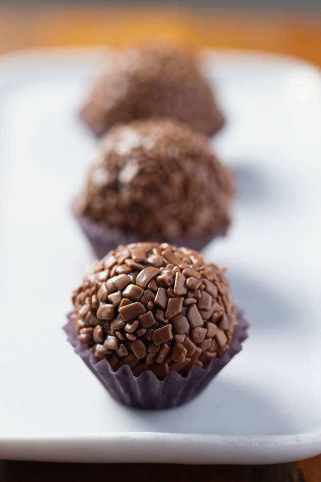 Brigadeiros enfileirados em forminhas de cor marrom