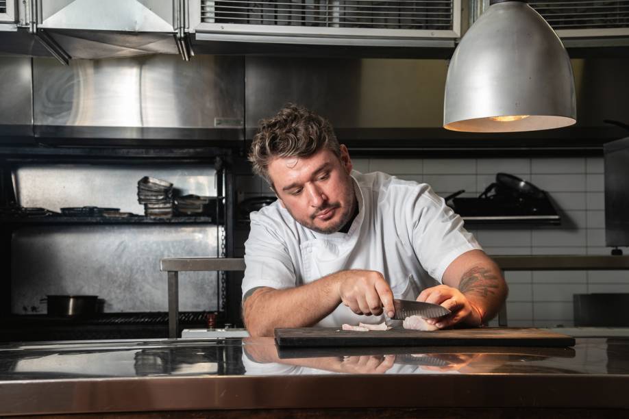 O chef Thiago Cerqueira: consultoria para a repaginada do menu do Èze, ocupante de um salão envidraçado em esquina dos Jardins O chef Thiago Cerqueira: consultoria para a repaginada do menu do Èze, ocupante de um salão envidraçado em esquina dos Jardins