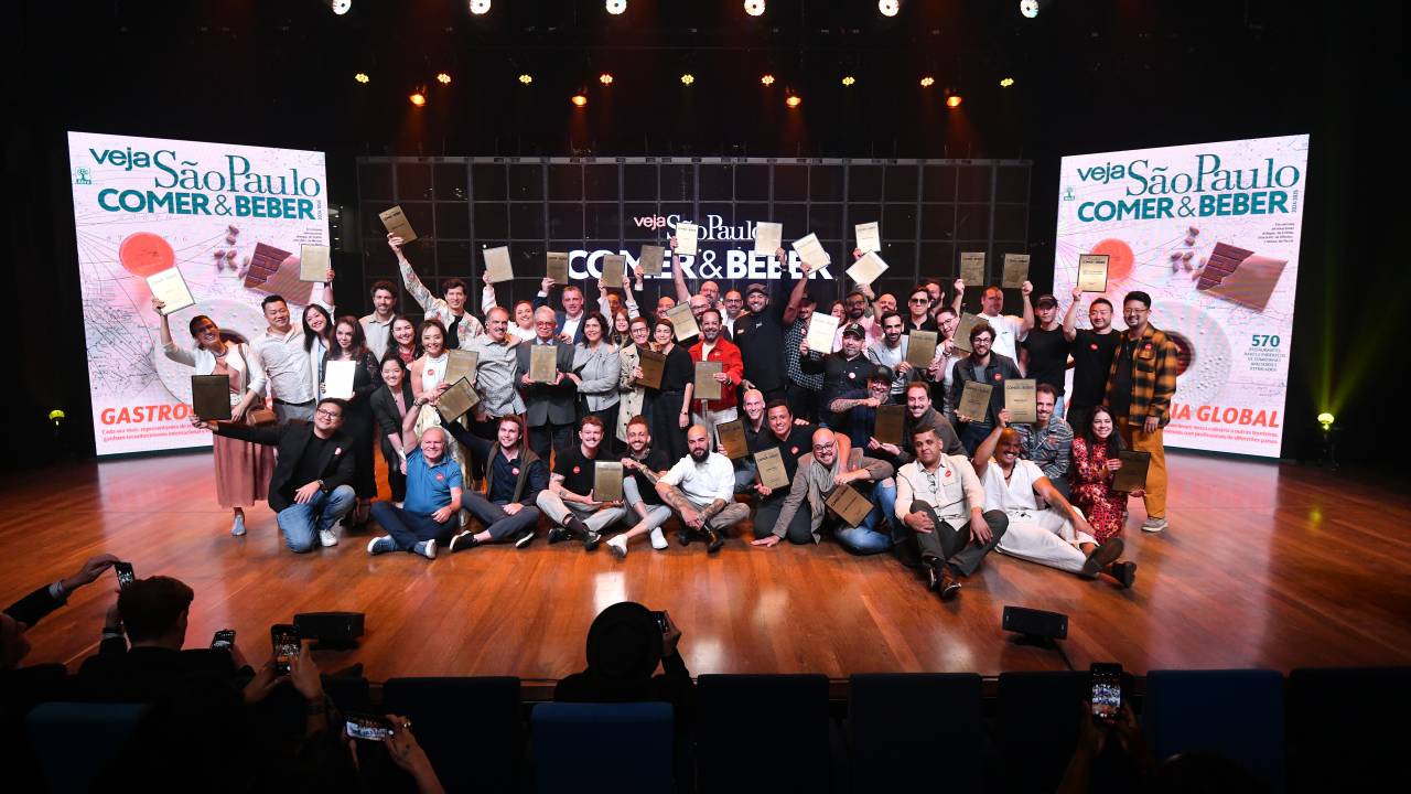 Palco do teatro cheio com os vencedores das categorias premiadas no evento