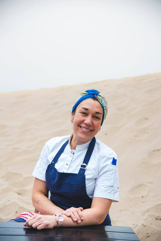 Mulher sorrindo com faixa no cabelo