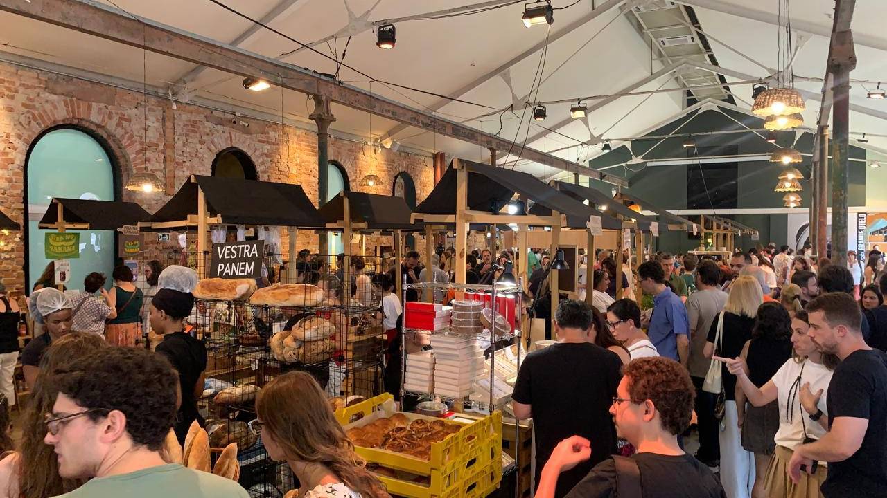 Pessoas na feira em barracas de comércio