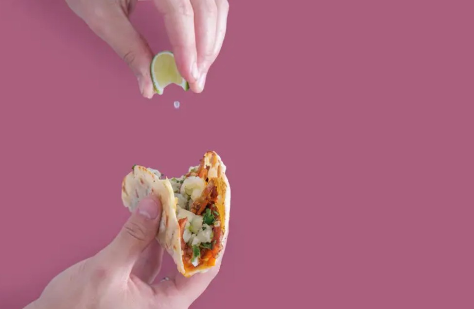 Mão segurando um taco
