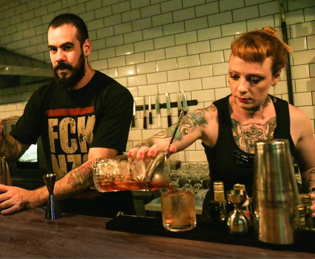 Stephanie Marinkovic prepara a inauguração do bar Fifty Fifty em Pinheiros