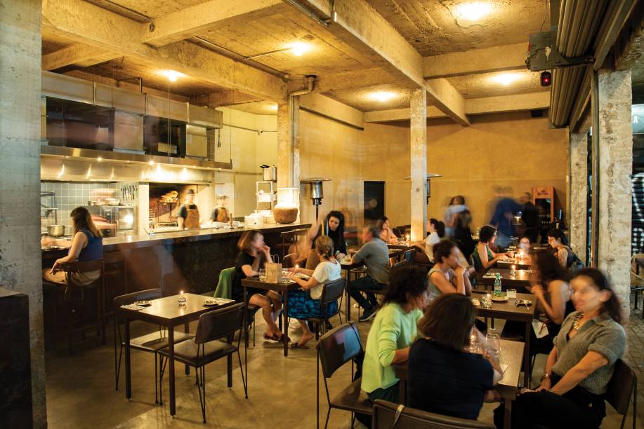 Atlântico 212: salão do bar que fica em uma esquina de Pinheiros Atlântico 212: salão do bar que fica em uma esquina de Pinheiros