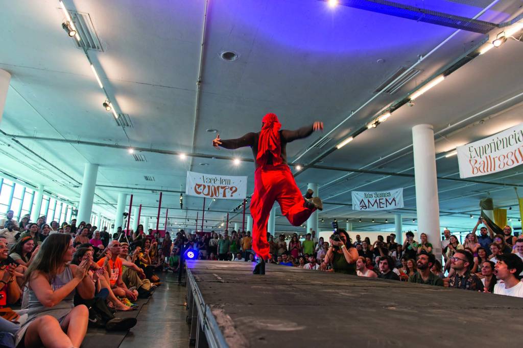 35 Bienal de São Paulo Pessoa dançando em passarela com plateia ao redor