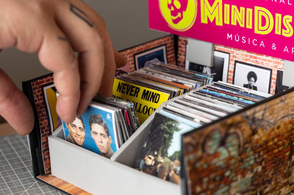 De Beatles a Leno Brega: designer cria réplicas de vinil em miniatura