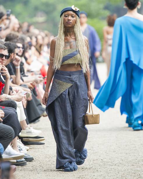 Modelo no desfile de Fernanda Yamamoto