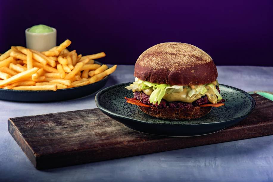 Fino Burger na Brasa: finozola com bacon crocante, creme de queijo gorgonzola, alface e maionese Fino Burger na Brasa: finozola com bacon crocante, creme de queijo gorgonzola, alface e maionese