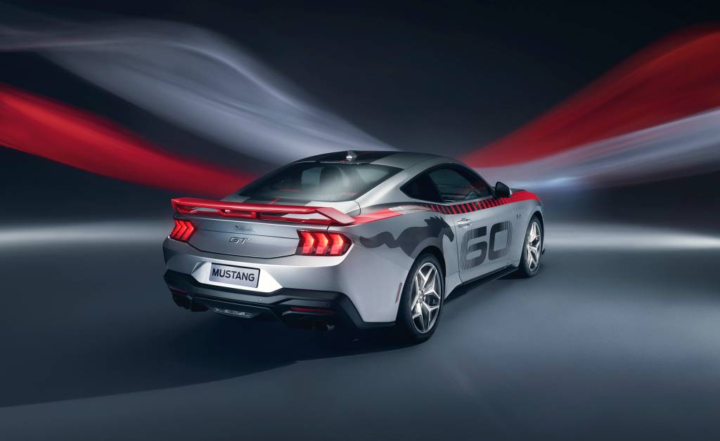 FordMustangGTPerformance-60Anos-2 Mustang prata e vermelho com 60 estampado