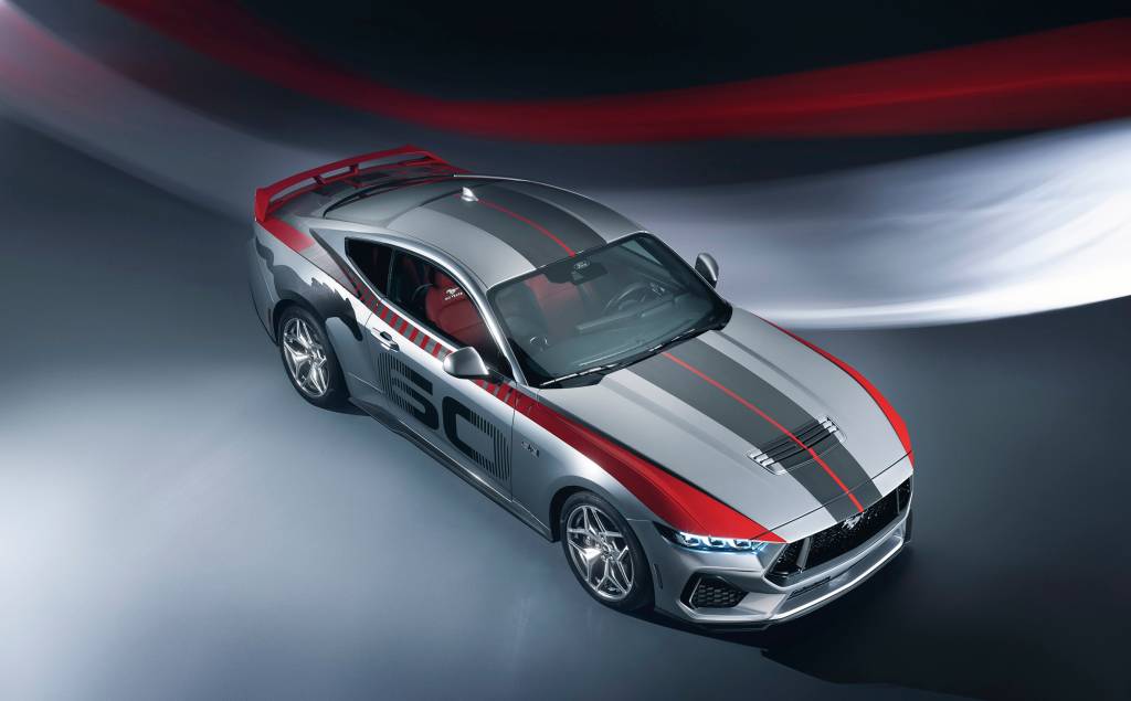 FordMustangGTPerformance-60Anos-4 Mustang prata e vermelho com 60 estampado