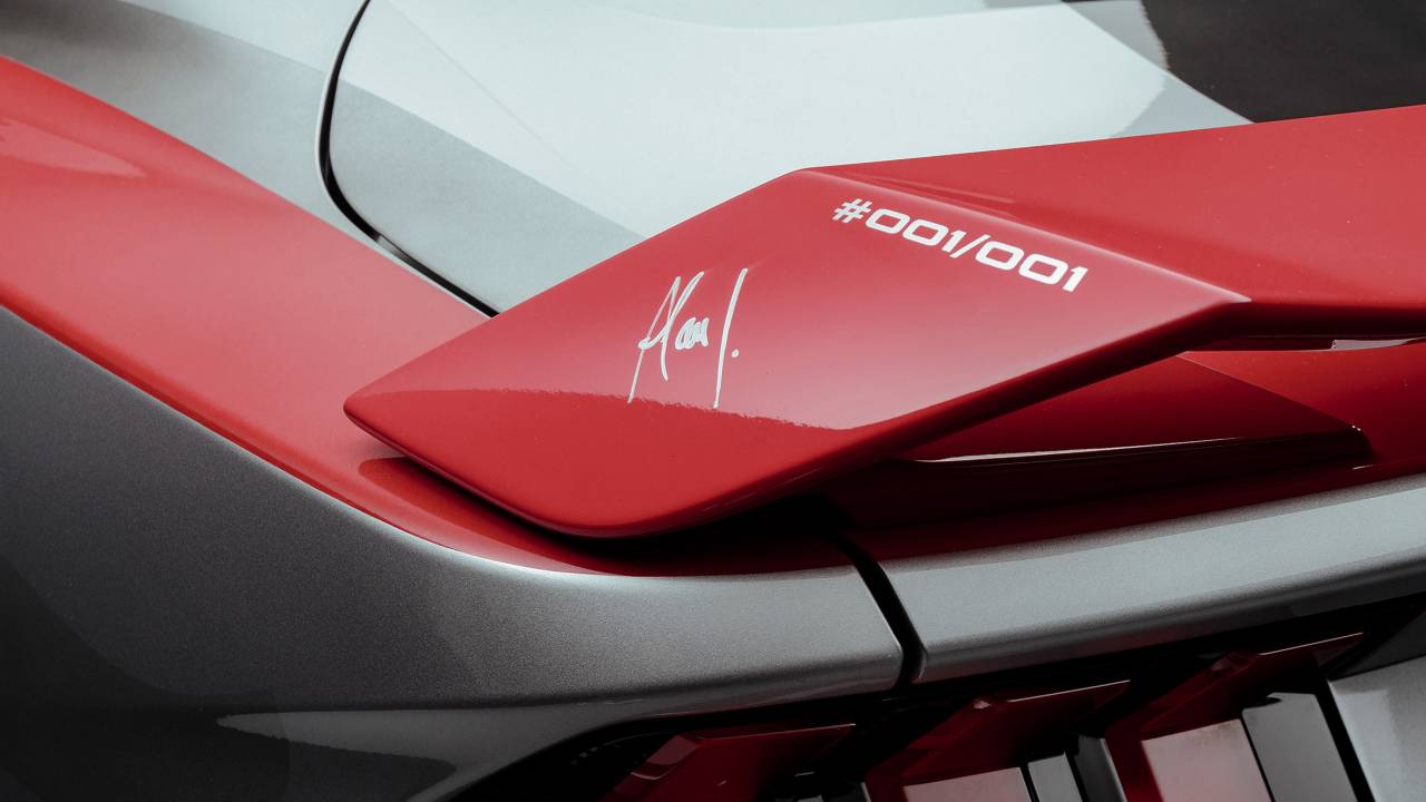 Parte de trás de Mustang vermelho e prata