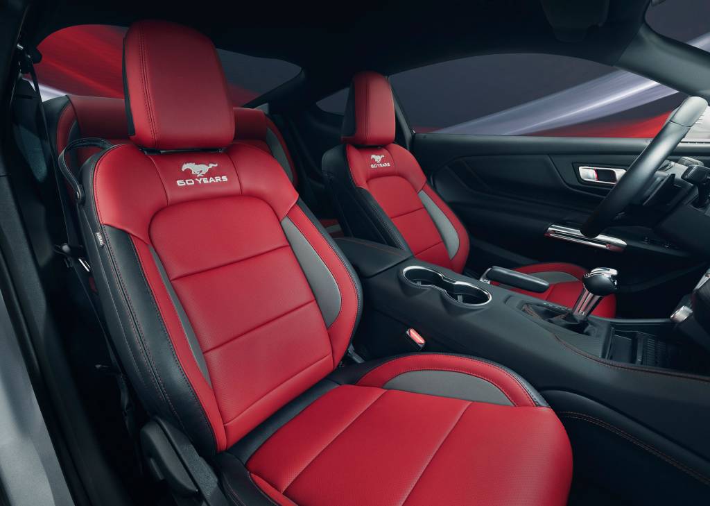 FordMustangGTPerformance-60Anos-7 Interior de carro com poltronas vermelhas