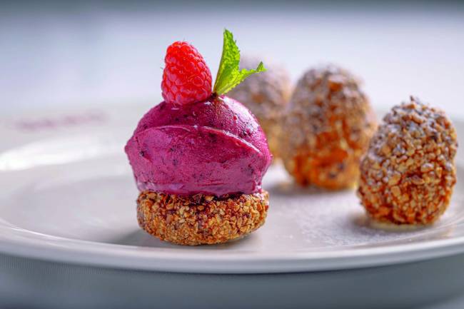 GERO ITAIM_Bolinhos fritos recheados com creme de baunilha, servidos com sorbet de frutas vermelhas_7_Mario Rodrigues.jpg Bolinhos em prato branco com sorvete
