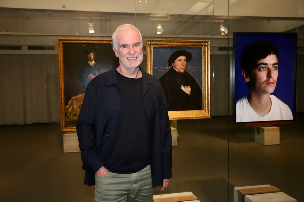 Heitor Martins, Masp Crédito Denise Andrade-Divulgação Homem branco e grisalho posa em frente a quadros antigos.