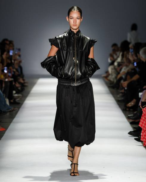 Modelo em look total black, no desfile de Lilly Sarti