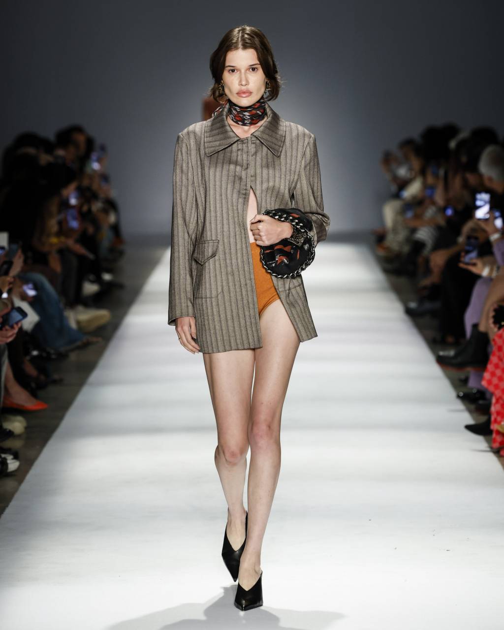 Palet&oacute; alongado faz as vezes de vestido, no desfile de Lilly Sarti