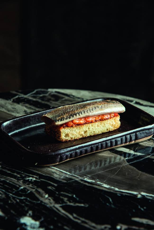 Sardinha em cima do pão brioche servido na bandeja