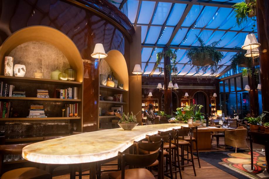 Interior do Le Jardin, restaurante central do Hotel Rosewood