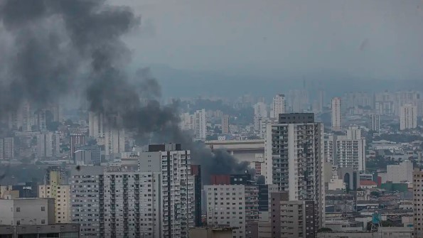 Incêndio atinge prédio comercial no Brás, em SP, na manhã deste domingo (27)
