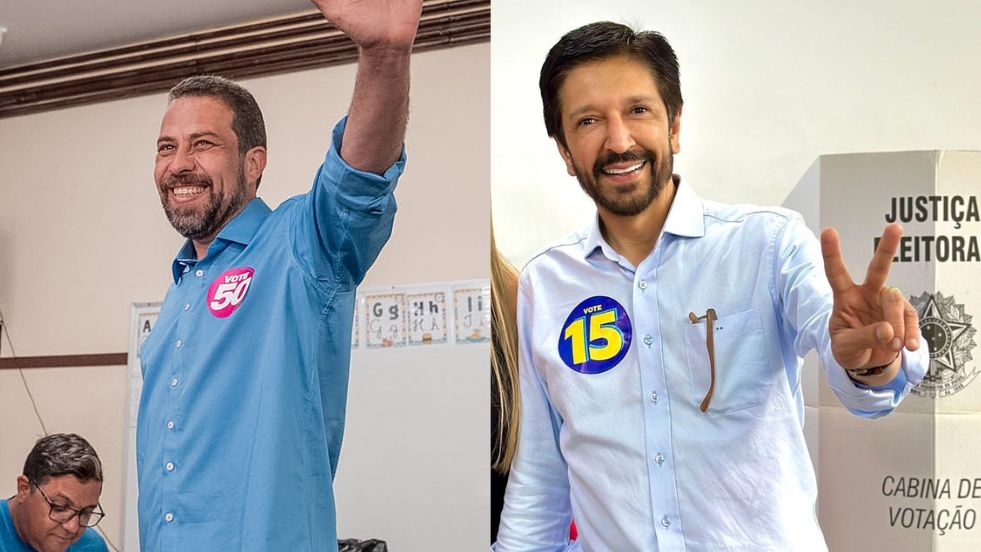 Dois homens sorrindo