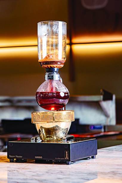 Casa Hario: café no sifão Casa Hario: café no sifão