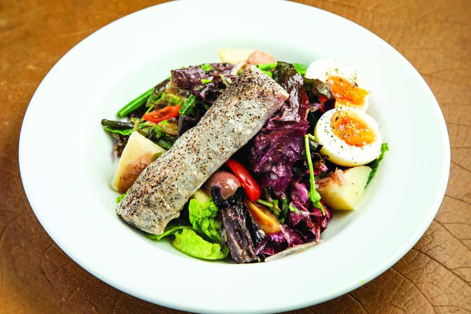 Salada niçoise, tomate, azeite e limão: do Bistrô Charlô